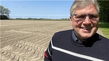 Klaus Francksen vor einem Teil der Flächen, die er und sein Nachbar an einen Solarpark-Investor verpachten möchten. Der 61-Jährige glaubt, gute Argumente zu haben, um die Politik von dem Vorhaben zu überzeugen.