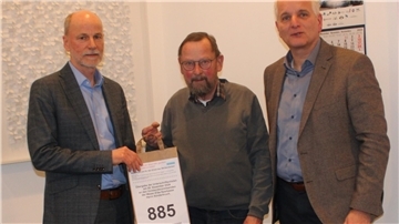 Klaus Hinze (Mitte) übergibt 885 Unterschriften für den Erhalt des Bokeler Geldautomaten an Rolf Sünderbruch (links) und Bernd Meenzen von der Wespa.