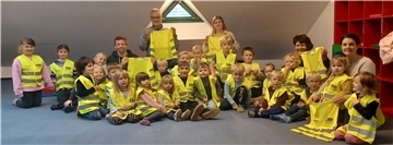 Kita-Kinder und fünf Erwachsene mit gelben Reflexwesten.