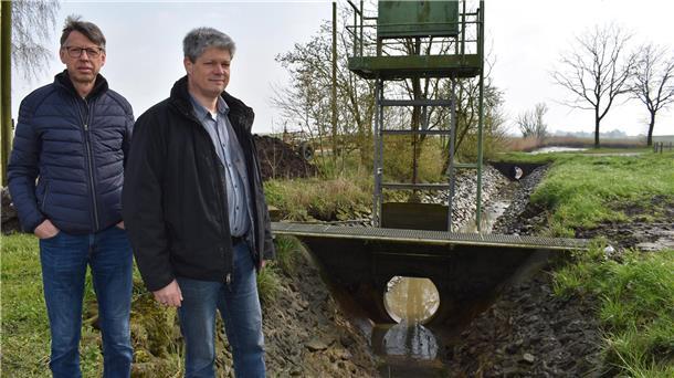 Klaus Mahnken (links) und Christoph Ley beim Sperrschott in Absersiel. Hierdurch wird Wasser aus dem Spülteich ins Hafenbecken gespült.