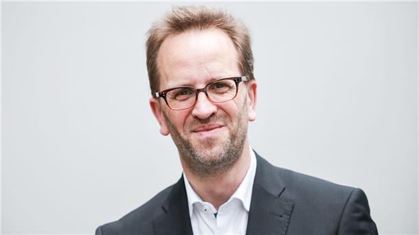 Klaus Müller muss vier Stunden in Pannen-ICE warten Klaus Müller, Chef der Bundesnetzagentur, musste mehrere Stunden in einem liegengebliebenen ICE ausharren.