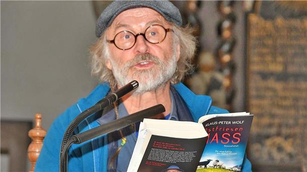 Das Foto zeigt den Autor Klaus-Peter Wolf, der in der Wremer Kirche aus seinem neuen Buch vorliest.