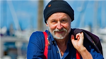 Mann an der Küste mit Wollmütze. Klaus-Peter Wolf. Nach Recherchen der NORDSEE-ZEITUNG wird eines seiner Bücher momentan verfilmt.