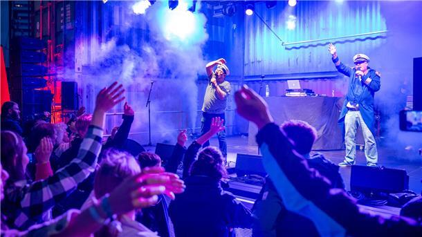Maritime Tage in Bremerhaven: An den Bühnen wird gefeiert - die besten Party-Fotos Klaus und Klaus bereiteten dem Publikum mit ihren Schlagern einen schönen Abend auf der Containerbühne.
