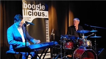 Klein, aber sehr fein: So präsentierte sich das Duo Boogielicious auf der Kulturbühne in Bremervörde.
