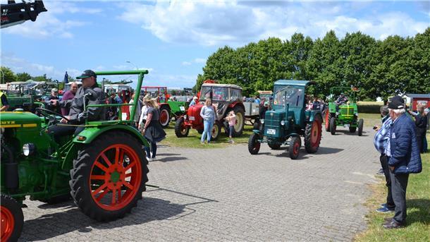 Klein, laut und langsam - viele Treckermarken, die bei der Oldtimerschau zu sehen waren, sind lange vom Feld verschwunden.