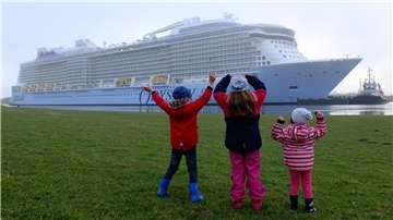 Kleine Fans für ein großes Schiff: Kinder und Erwachsene verfolgten die Passage des neuen Kreuzfahrtriesen über die Ems.