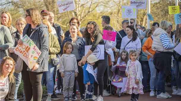 Demo der Eltern gegen mögliche Schulschließungen in Wehdel und Sellstedt