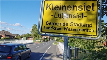 Kleinensiel zeigt, wie es geht: Der Plattdeutschbeauftragte Hans Meinen möchte sich unter anderem dafür einsetzen, dass alle Ortsschilder in der Wesermarsch zweisprachig werden.