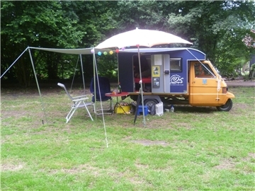Kleines Raumwunder: die Piaggio Ape mit Kabinenaufbau als Mini-Wohnmobil.