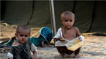 Kleinkinder, die durch die Überschwemmungen des Monsuns vertrieben wurden, Anfang September in einem provisorischen Zeltlager für pakistanische Flutopfer in Sukkur.