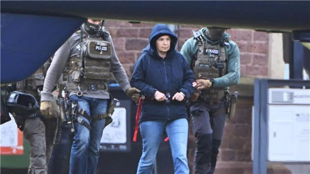 Haftbefehl gegen Ex-RAF-Terroristin Klette erweitert Klette war Anfang des Jahres in Berlin-Kreuzberg festgenommen worden. (Archivbild)