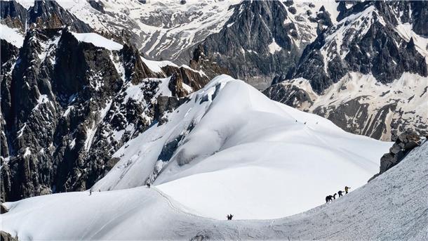 Zwei Bergsteiger stürzen am Montblanc in den Tod Kletterer auf dem Weg zum Montblanc an der französisch-italienischen Grenze. (Archivbild)
