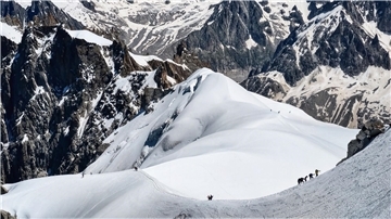 Kletterer auf dem Weg zum Montblanc an der französisch-italienischen Grenze. (Archivbild)