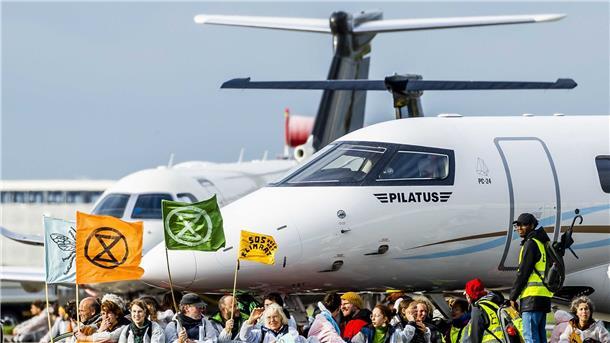 Klima-Aktivisten blockieren Privatjets in Amsterdam Klima-Aktivisten blockieren Privatjets auf dem Flughafen Schiphol.