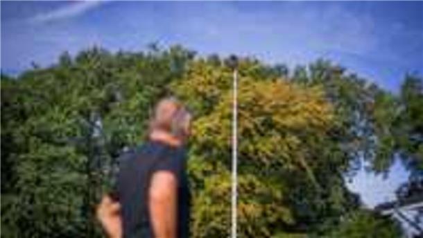 Sportverein MTV Bokel senkt seine Kosten, hilft dem Klima und will inspirieren Klima-Serie: Sportverein MTV in Bokel macht sich zukunftsfest zum Thema Energieeinsparung. Im Bild: Blick auf die Flutlichtanlage, welche künftig mit LED-Leuchtmittel bestückt werden soll. Foto: Hartmann