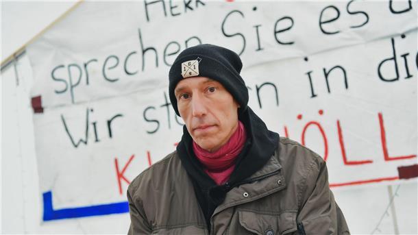 Hungerstreik: Klima-Aktivist ins Krankenhaus eingeliefert Klimaaktivist Wolfgang Metzeler-Kick im Hungerstreik-Camp in Berlin.