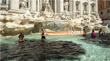 Klimaaktivisten der „Letzten Generation“ bei einer Protestaktion im Trevi-Brunnen.