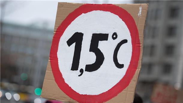 Klimaaktivisten fordern die Einhaltung des 1,5-Grad-Ziels - doch das wird nicht klappen, so eine neue Studie.