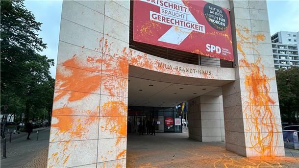 Nach Scholz-Kritik: Klimaaktivisten beschmieren SPD-Zentrale Klimaaktivisten haben die SPD-Zentrale in Berlin mit Farbe beschmiert.