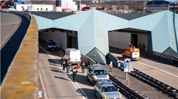 Klimaaktivisten haben sich auf der Fahrbahn vor dem Elbtunnel festgeklebt.