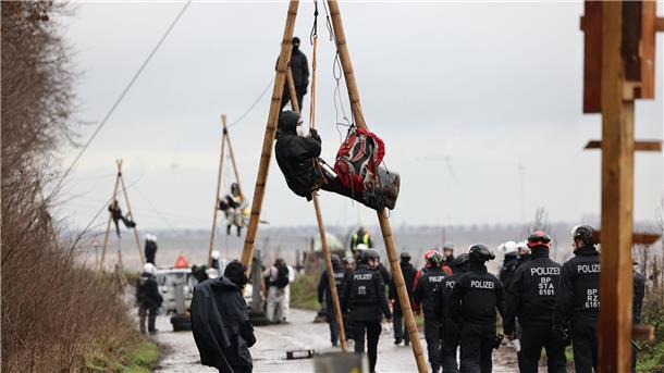 Lützerath-Räumung: Überwiegend friedlicher Protest an Tag 1 Klimaaktivisten hängen in sogenannten Tripods im besetzten Braunkohleort Lützerath.