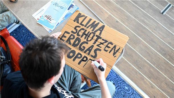 Protest gegen Gas - Aktivisten reisen für Camp nach Borkum Klimaaktivisten malten erste Protestschilder während der Fährfahrt nach Borkum zum Klimacamp.