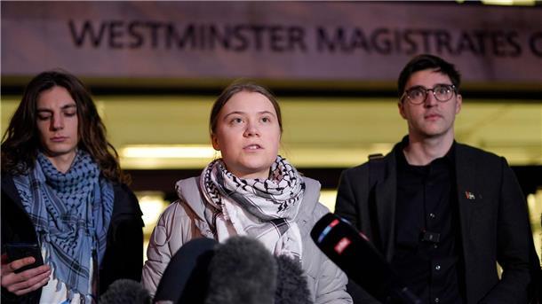 Londoner Prozess gegen Greta Thunberg hat begonnen Klimaaktivistin Greta Thunberg spricht vor dem Westminster Magistrates Court zu den Medien.