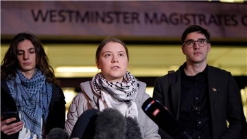 Klimaaktivistin Greta Thunberg spricht vor dem Westminster Magistrates Court zu den Medien.