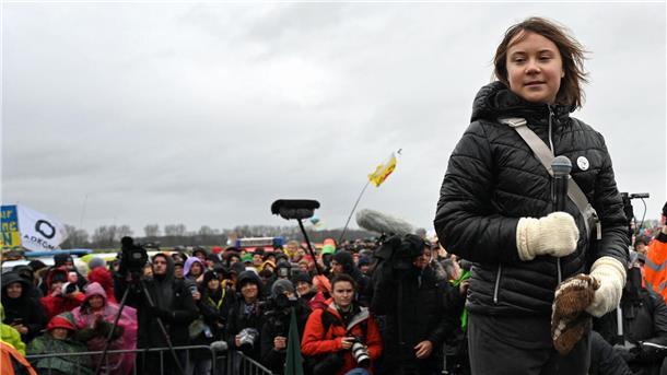 Thunberg: Kohletagebau „sieht aus wie Mordor“ Klimaaktivistin Greta Thunberg steht auf der Bühne bei Lützerath.