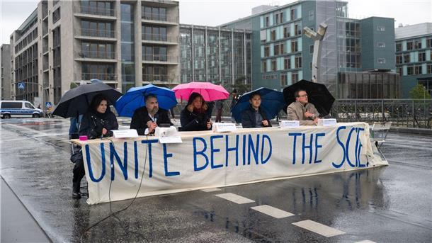 Kunstaktion von Fridays for Future in Berlin Klimaaktivistin Luisa Neubauer (l-r), Klimawissenschaftler Anders Levermann, die Wirtschaftswissenschaftlerin Claudia Kemfert, der Energiewende-Experte Pao-Yu Oei und der Demokratieforscher Matthias Quent geben auf der Marschallbrücke eine Pressekonferenz.