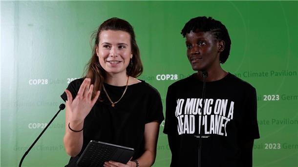 Klimaaktivistin Luisa Neubauer (l.) und Vanessa Nakate aus Uganda auf dem UN-Klimagipfel COP28.
