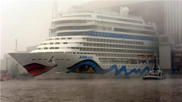 Ein Kreuzfahrtschiff von AIDA wird abgedockt. 