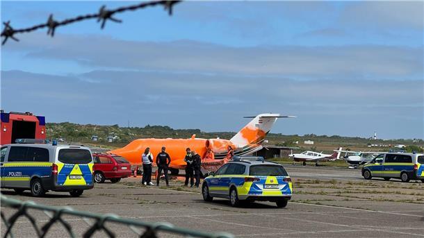 Klima-Demonstranten besprühen Privatjet auf Sylt mit Farbe Klimaschutz-Demonstranten der Initiative Letzte Generation haben einen Jet mit oranger Farbe besprüht.