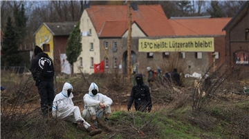 Klimaschutzaktivisten sitzen am Dorfrand von Lützerath.