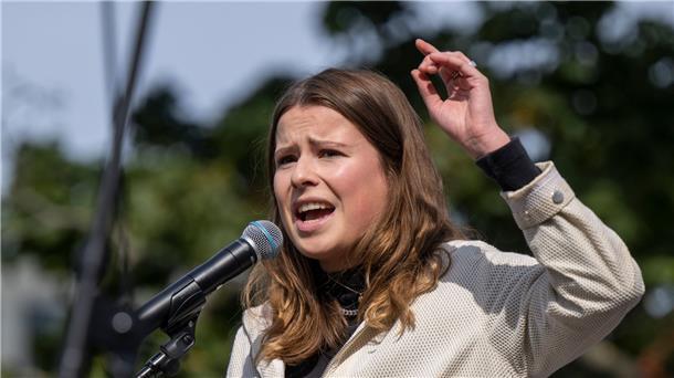 Zehntausende bei Klimastreik von Fridays For Future Klimaschutzaktivistin Luisa Neubauer spricht in Berlin.