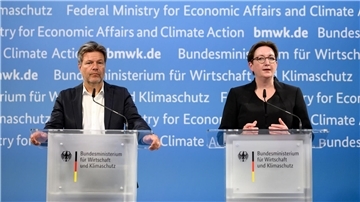 Klimaschutzminister Habeck und Bauministerin Geywitz während der Pressekonferenz nach dem Fernwärmegipfel.