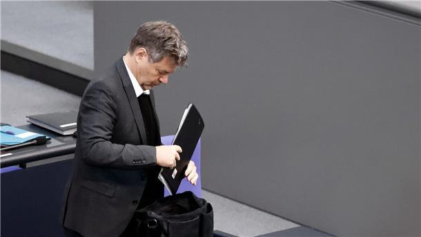 Klimaschutzminister Robert Habeck legt nach der Debatte zum Strompreisbremsengesetz  Akten in die Tasche.