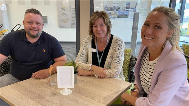 Zehntausend für Zehn: So wollen Helios und KZW in der Wesermarsch Gutes tun Klinikgeschäftsführer Stefan Scharnetzki, Verwaltungsfachkraft Michaele Nagel und Pressesprecherin Katharina Recht reden in der Helios-Cafeteria in Esenshamm über die Aktion "Zehntausend für Zehn".