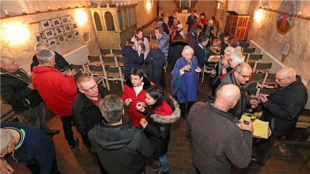 Klönschnack mit Imbiss beim Epiphaniasempfang in der Wulsbütteler Kirche.