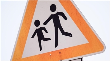 Kindergrundsicherung: Großprojekt mit einigen offenen Fragen Knapp 2,2 Millionen der etwa 14,3 Millionen Kinder und Jugendlichen unter 18 fallen in die Kategorie „armutsgefährdet“, weil sie etwa in Haushalten mit entsprechend geringen Einkommen leben.