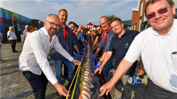 Knapp 37 Meter ist das Lachsbrötchen des Business-Clubs aus dem Fischereihafen lang.