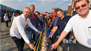 Knapp 37 Meter ist das Lachsbrötchen des Business-Clubs aus dem Fischereihafen lang.