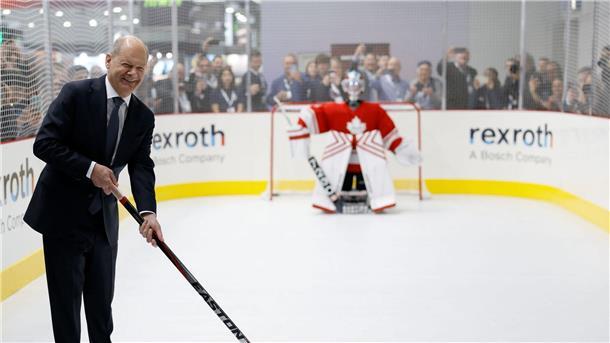 Merz nicht da, aber schon Thema auf der Hannover Messe Knapp daneben ist auch vorbei: Das Eishockey-Duell zwischen Scholz und dem „Robo Goalie“ endete ohne Treffer.