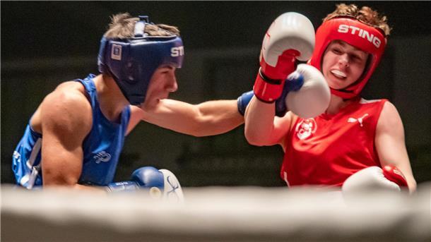 Knapp sechs Wochen vor der U17-DM bittet der Weser-Boxring zum Kampftag in die Walter-Kolb-Halle. Der Bremerhavener Nazar Yermash (links) kämpft und siegt in der U17-Altersklasse gegen Georg Pister aus Verden.