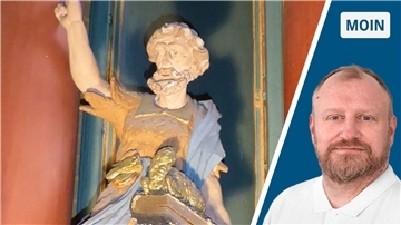 Eine Statue von Johannes dem Täufer in der Kirche Butjading.
