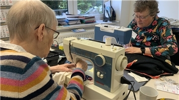 Knopf ab, Naht geplatzt: Auch das Näh-Team hilft im Repair Café.