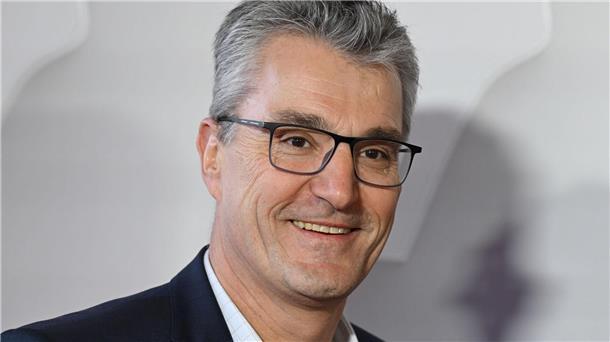 Perfekt: Schiedsrichter erklären Videobeweis per Durchsage Knut Kircher, Geschäftsführer der DFB Schiri GmbH.