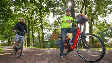 Knut Müller (70) vom ADFC Bremerhaven und NZ-Volontär Gregor Teichmann (35) auf dem Loxstedter Sagenweg in Stinstedt.