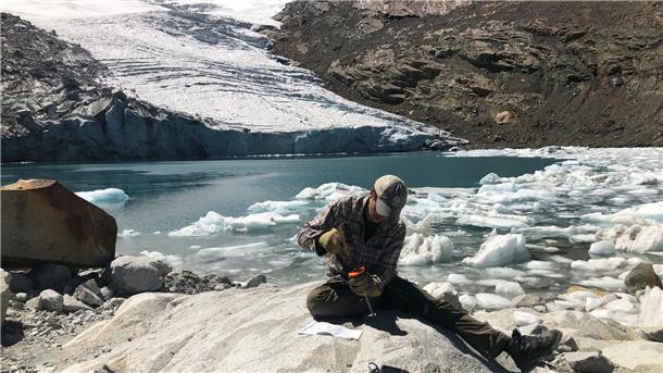 Anden-Gletscher in beispiellosem Maß geschrumpft Ko-Autor Emilio Mateo nimmt Proben unterhalb des Queshque-Gletschers in Peru